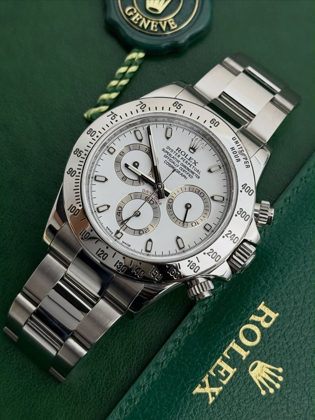 ROLEX COSMOGRAPH DAYTONA A WHITE DIAL AND A STAINLESS STEEL BRACELET AUTOMATIC WATCH